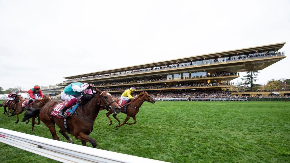 Enable (Frankie Dettori) beats Sea Of Class (James Doyle) in the 2018 Arc at Longchamp