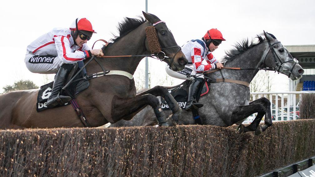 Who Dares Wins (near side): gets the better of Southfield Stone in the Pendil Novices' Chase at Kempton