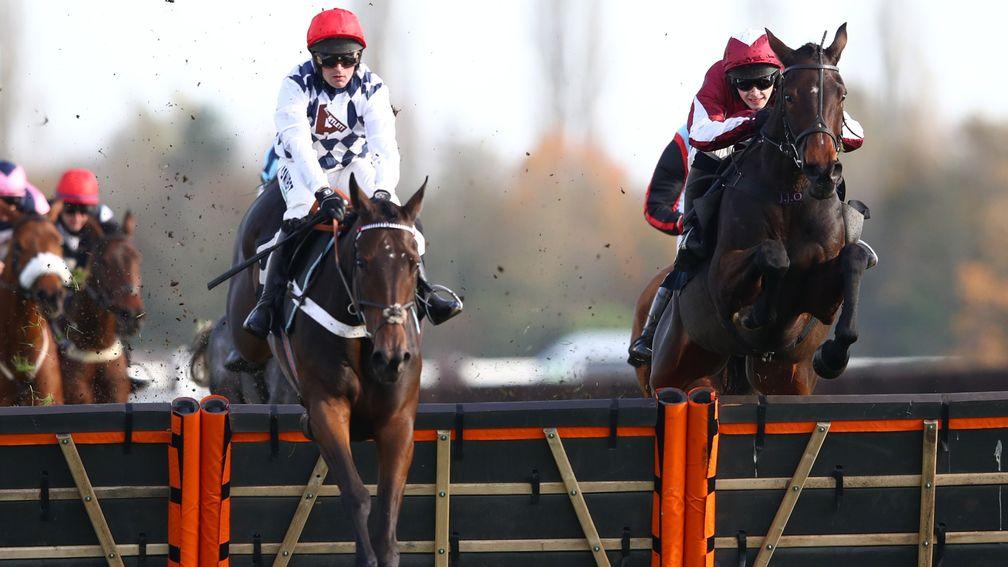 Soaring Glory (right): second at Newbury to Dusart in November
