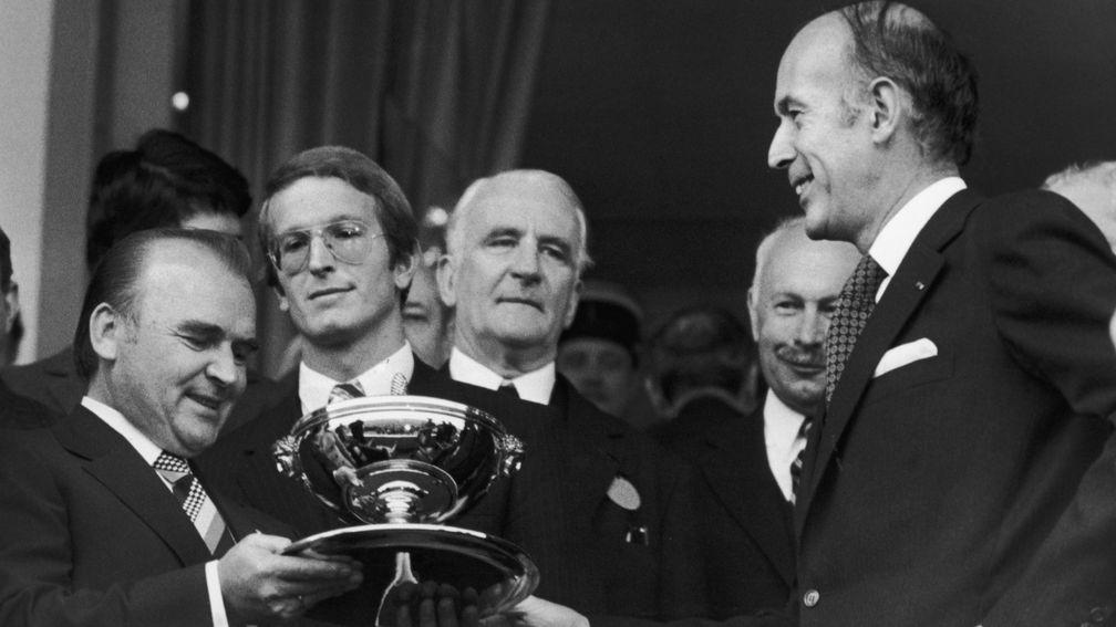 Waldemar Zeitelhack, owner of 119-1 winner Star Appeal, receives the Arc trophy from French President Valery Giscard d'Estaing in 1975