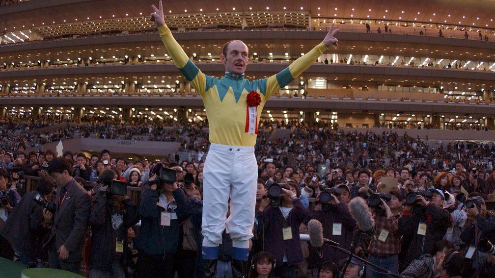 Olivier Peslier accepts the cheers of a huge Tokyo crowd after landing the 2004 Japan Cup on Zenno Rob Roy