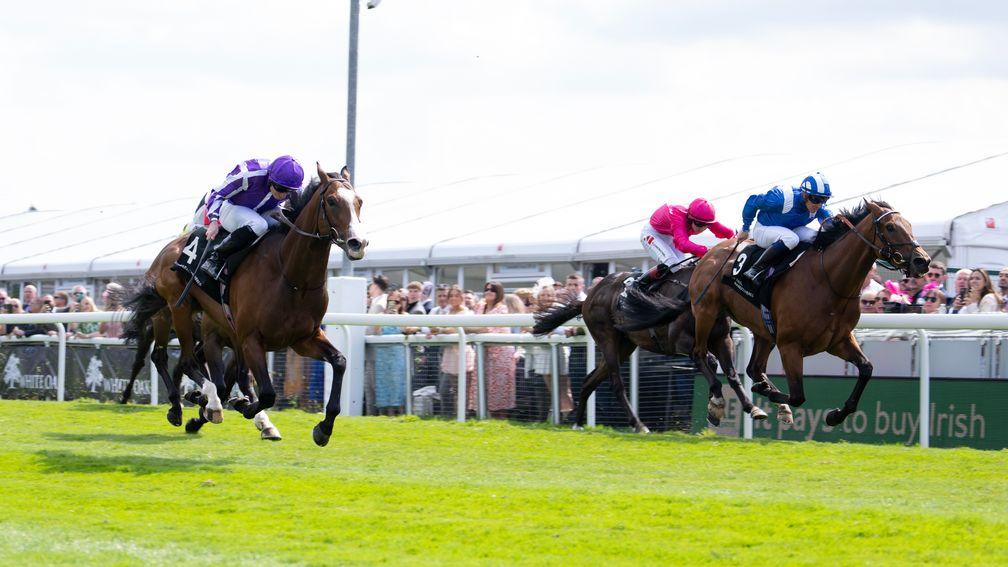Point Lonsdale (Ryan Moore, left) beats Mujtaba (right, blue) in the Huxley Stakes